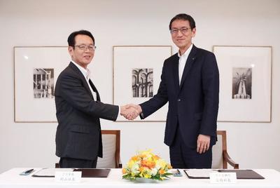 左 ＪＸ金属 社長 村山 誠一 右 日本製鋼所 社長 宮内 直孝